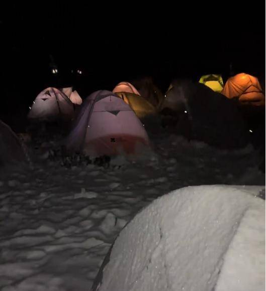 4000多米高山露营时突降暴雪当地：已全部解救新葡京娱乐场app“有人留下遗言”驴友在川西(图1)